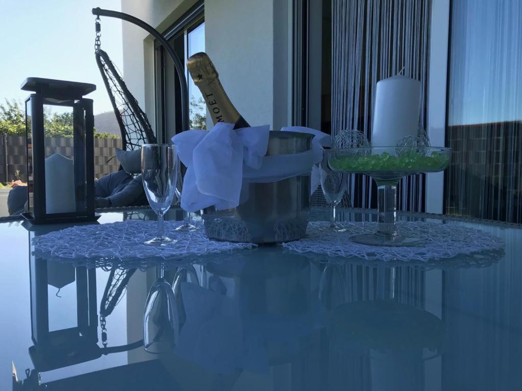Hedonist-Luxury 2 Bedroom Apartment With Private Hot Tub, Garden And Free Parking โตรกีร์ ภายนอก รูปภาพ