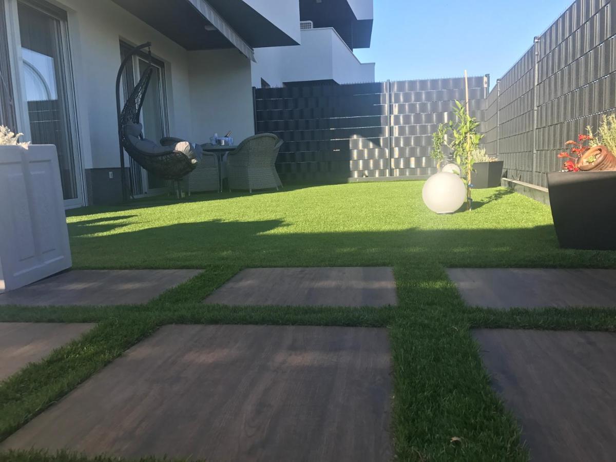 Hedonist-Luxury 2 Bedroom Apartment With Private Hot Tub, Garden And Free Parking โตรกีร์ ภายนอก รูปภาพ