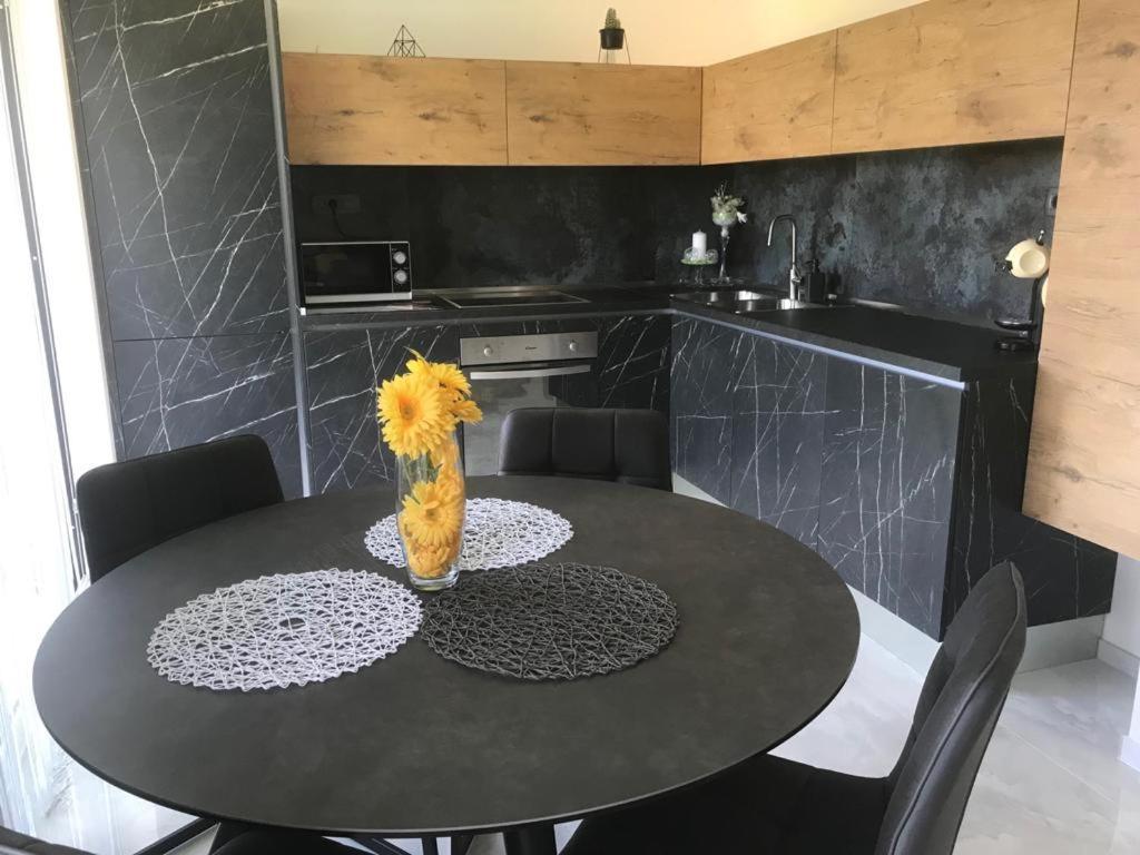 Hedonist-Luxury 2 Bedroom Apartment With Private Hot Tub, Garden And Free Parking โตรกีร์ ภายนอก รูปภาพ