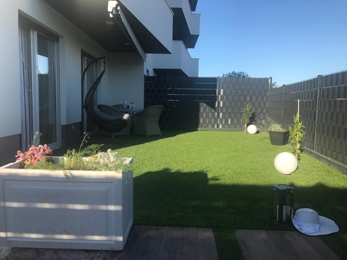 Hedonist-Luxury 2 Bedroom Apartment With Private Hot Tub, Garden And Free Parking โตรกีร์ ภายนอก รูปภาพ