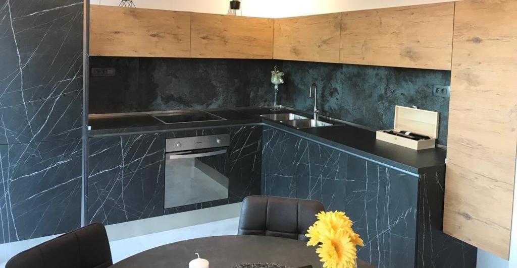 Hedonist-Luxury 2 Bedroom Apartment With Private Hot Tub, Garden And Free Parking โตรกีร์ ภายนอก รูปภาพ