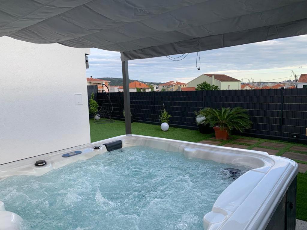 Hedonist-Luxury 2 Bedroom Apartment With Private Hot Tub, Garden And Free Parking โตรกีร์ ภายนอก รูปภาพ