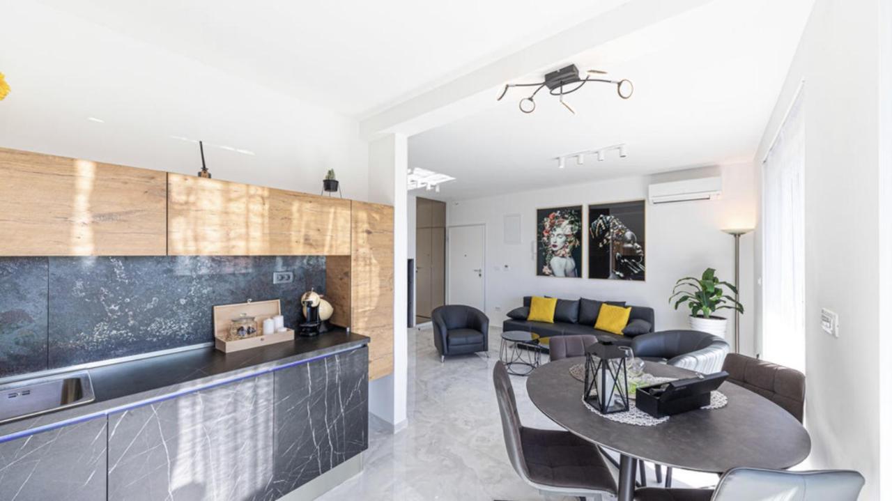 Hedonist-Luxury 2 Bedroom Apartment With Private Hot Tub, Garden And Free Parking โตรกีร์ ภายนอก รูปภาพ