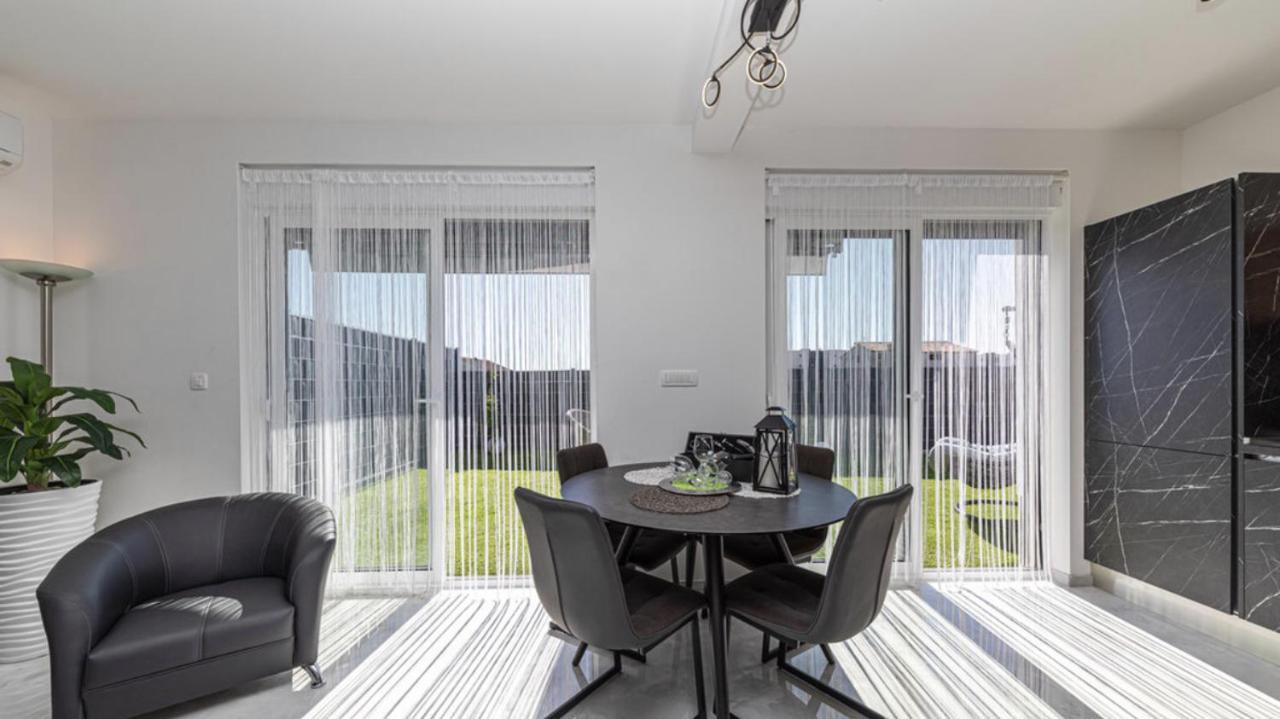 Hedonist-Luxury 2 Bedroom Apartment With Private Hot Tub, Garden And Free Parking โตรกีร์ ภายนอก รูปภาพ