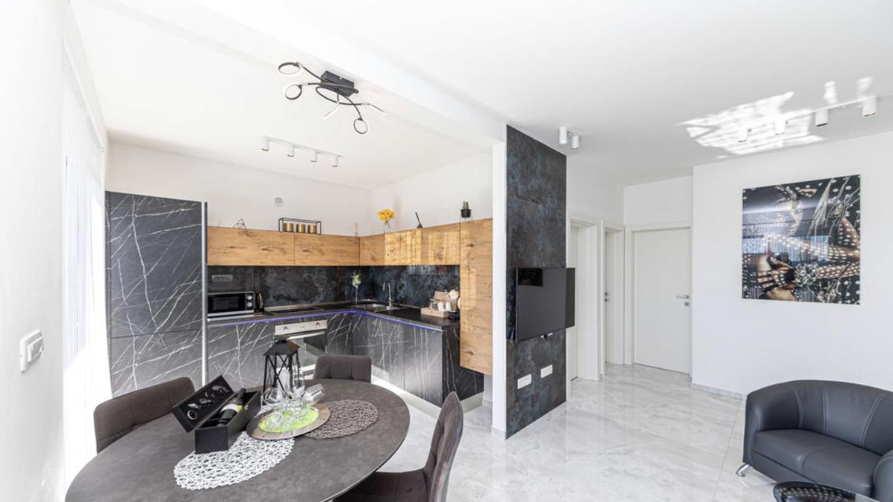 Hedonist-Luxury 2 Bedroom Apartment With Private Hot Tub, Garden And Free Parking โตรกีร์ ภายนอก รูปภาพ
