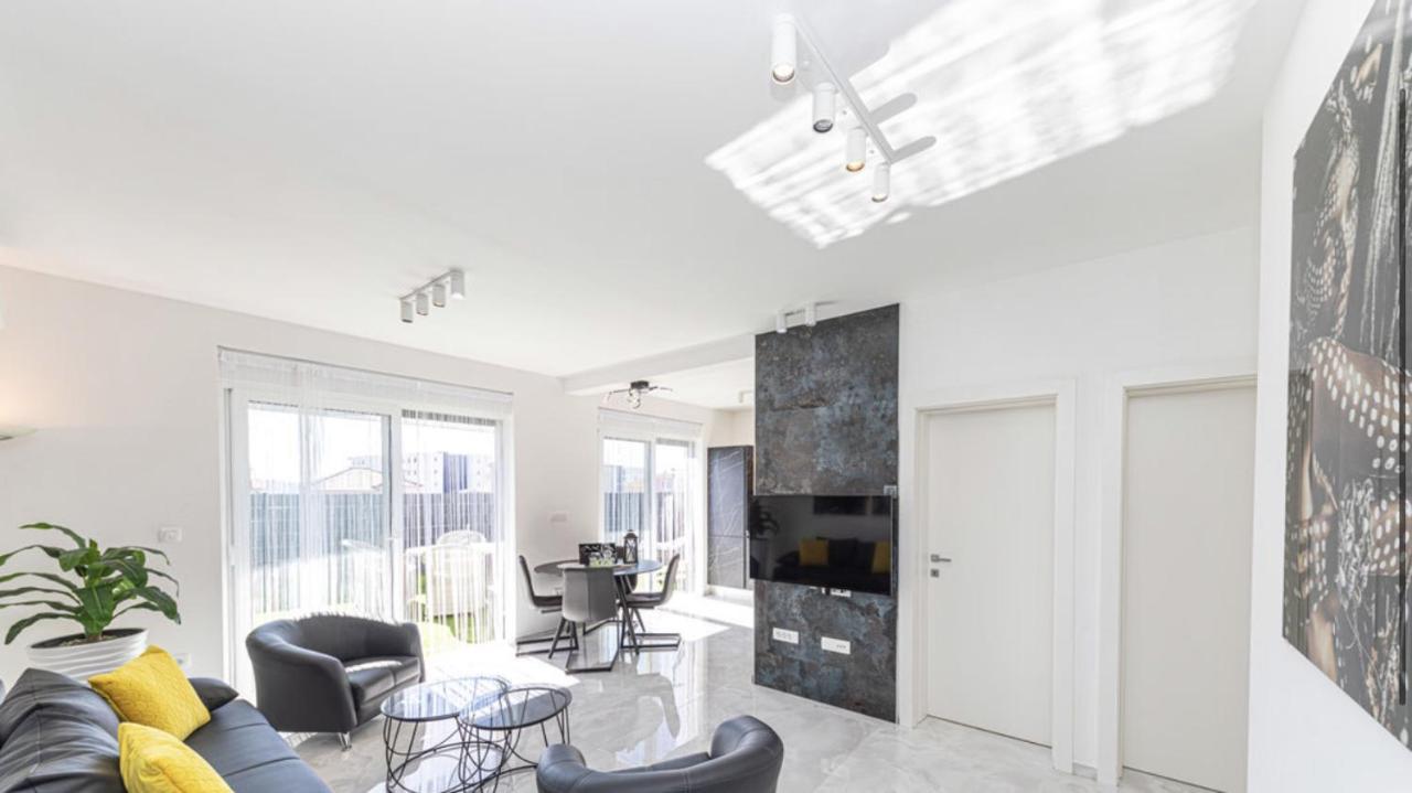 Hedonist-Luxury 2 Bedroom Apartment With Private Hot Tub, Garden And Free Parking โตรกีร์ ภายนอก รูปภาพ