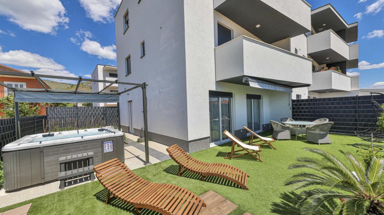 Hedonist-Luxury 2 Bedroom Apartment With Private Hot Tub, Garden And Free Parking โตรกีร์ ภายนอก รูปภาพ